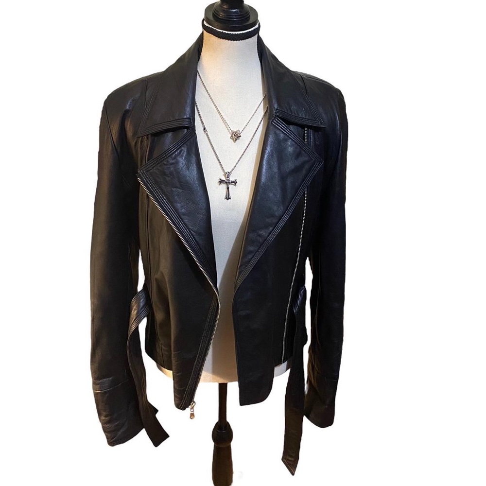 Vintage Black Leather Zip-Up Jacket ⋆｡‧₊°♱༺𓆩❦︎𓆪༻♱༉‧₊˚.